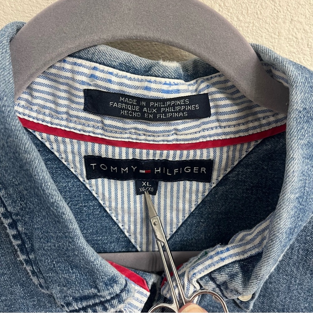 Vintage Tommy Hilfiger Denim Button Front Mens XL Front Flag Logo Blue Jean - Picture 2 of 9